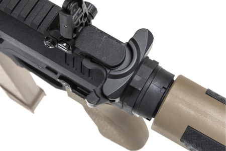 Pistolet maszynowy ASG Specna Arms SA-FX02 FLEX™ HAL ETU Half-Tan z pomarańczowym urządzeniem wylotowym